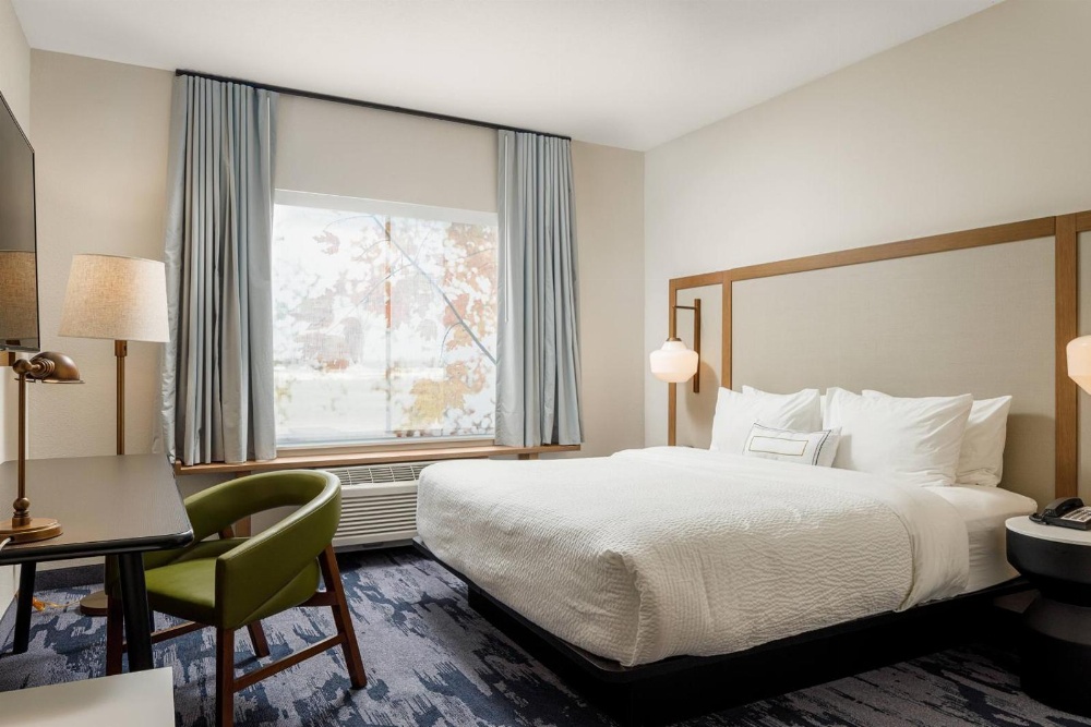 King Suite with Adapted Tub – Mobility and Hearing Accessible